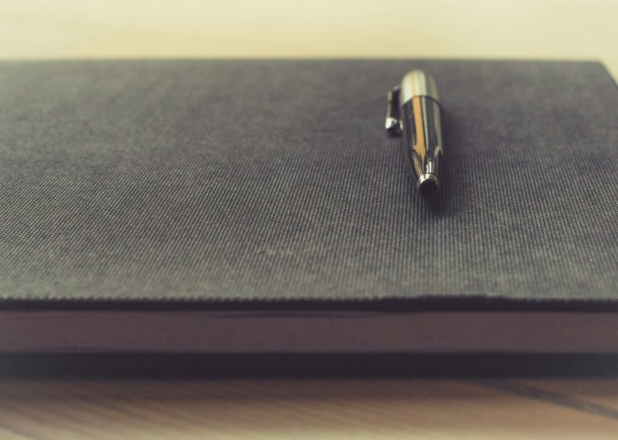 Documento y pluma sobre escritorio